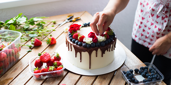 Hướng dẫn how to frost and decorate a cake dùng lớp kem để trang trí bánh