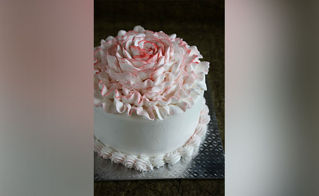 Tasteful And Decorative Cake With Whipped Cream Frosting Ideas