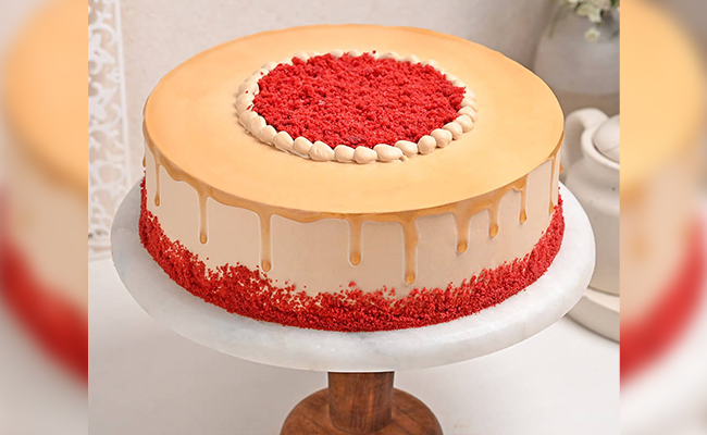 Red Velvet Coffee Drip Cream Cake